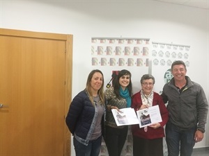 Finalmente, Francisca Cano Ivorra, clienta de Farmacia Cano, recibió su premio doble