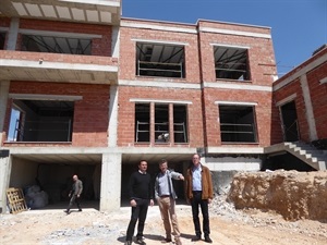 Erik de Haan, director del Centro, explicando el edificio a Bernabé Cano, alcalde de La Nucía y Bart Gommans, conce