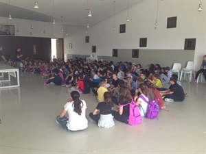 Reunión de todos los alumnos en el CEM Captivador