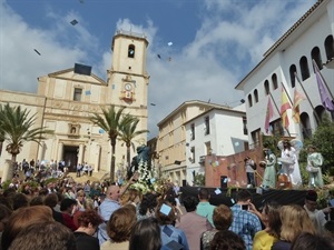 Con la suelta de aleluyas y palomas ha finalizado "L'Emabixà"