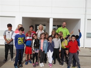 Foto de familia entre los alumnos, el animador de Trokoló Animaciones y Beatriz Pérez, concejala de Bienestar Social