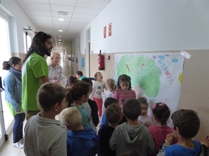 Los alumnos han creado un mural representando la Semana Santa 2017