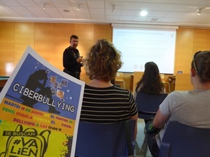 La charla sobre Cyberbullying fue la primera actividad de Semana Santa en el Centre Juvenil