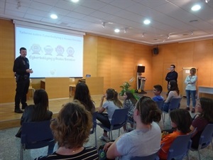 Javier Burrueco, jefe de la Policía Local, dio la charla sobre Cyberbullying en el Centre Juvenil. Pepe Cano, concejal de Redes Sociales, también participó como ponente y María Jesús Jumilla, concejala de Juventud, presentó la charla.