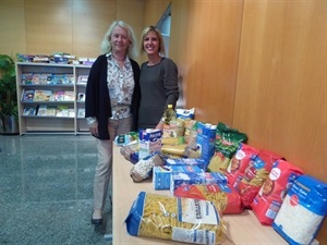 Beatriz Pérez-Hickman, concejala de Bienestar Social y María Jesús Jumilla, concejala de Juventud, organizaron esta actividad solidaria destinada al Banco de Alimentos de La Nucía