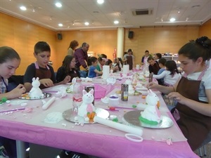 Los niños y jóvenes de La Nucía trabajaron durante 4 horas para crear un bonito conejo de pascua de Semana Santa