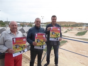 Pie de foto: Sergio Villalba, concejal Deportes, junto a José Miguel Mestre y José Luis Picon, Club RC La Nucía en la presentación del evento