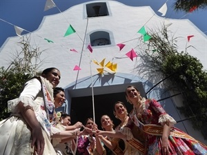 Reina y Damas de La Nucía tocando la campana de la ermita de Sant Vicent