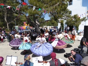 Danzas en la explanada de la ermita de Sant Vicent de La Nucía