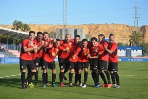 El equipo de Alejandro Esteve celebró la victoria al finalizar el partido