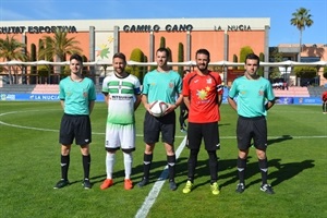 Foto de los capitanes de ambos conjuntos con el equipo arbitral