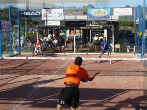 Imagen de Javi Rico realizando un 'smash' durante la final