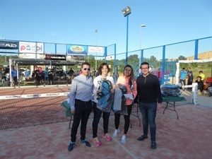 Las campeonas femeninas, Mª Carmen Palasí y Sara Burillo, reciben sus trofeos y premios