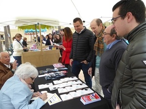 Los escritores Inma Castellote y Manuel Sánchez han firmado ejemplares durante toda la mañana