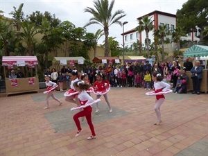 Una de las actuaciones de las Escuelas de Baile en la V Feria de Intercambio de Libros