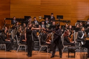 Francisco Maestre junto a la pianista rusa Sofía Vasheruk saluda al público. Foto de Nelly del Arbo