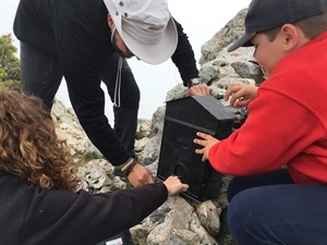 El Grup Scout colocando el buzón de visitas en la cima del Ponoig