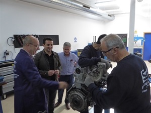 Serafín López, concejal de Empleo y Bernabé Cano, alcalde de La Nucía, visitando el Curso de Mecánica