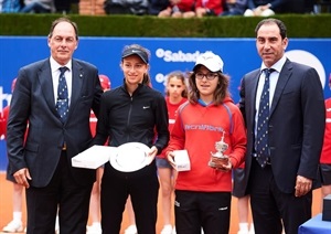 Entrega de trofeos en la pista central con Albert Costa.