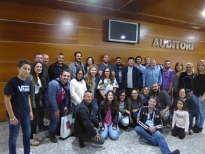 Al finalizar la actuación, Eugeni se fotografió con els Majorals 2017 y con Cristobal Llorens, concejal de Fiestas de La Nucía