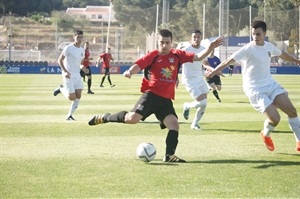 Una jugada del partido de La Nucía con el Altea de ayer domingo