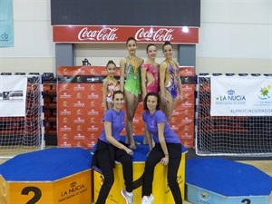 El Club Gimnasia Rítmica La Nucía consiguió 4 medallas. En la imagen las gimnastas Celia Cuevas, Patricia Riera, Mª Victoria Morillas y Marina Moreno junto a sus entrenadoras Ivka Ivanova y Tsveti Mineva