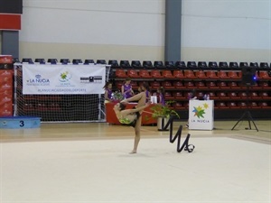 Imagen de una gimnasta en su ejercicio de cinta