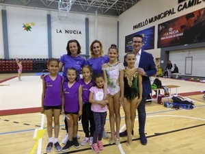 Pepe Cano, concejal Participación Ciudadana, junto a las entrenadoras del Club Gimnasia Rítmica La Nucía y las medallistas locales Emma Yusopova y Julieta Dobromirova