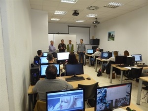 Bernabé Cano, alcalde de La Nucía y Serafín López, concejal de empleo, visitando el curso de Diseño de Páginas Web