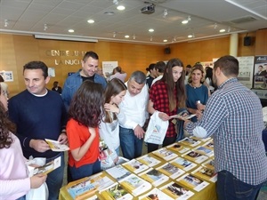 Alumnos del Instituto visitando "Oriéntate" junto a Manel Gimeno, director del IES La Nucía, Bernabé Cano y los ediles Mª Jesús Jumilla y Sergio Villalba