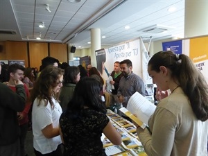 Los alumnos han visitado los diferentes stands para conocer la oferta formativa tanto en la Universidad como en ciclos formativos