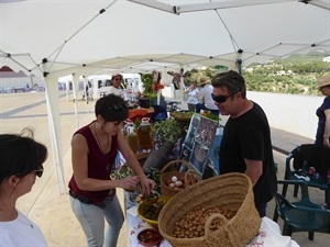 La gente pudo degustar algunos de los productos de los artesanos