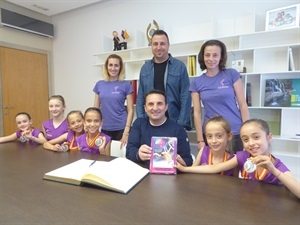 Las gimnastas benjamines con su medalla y trofeo junto a sus entrenadoras, el alcalde de La Nucía Bernabé Cano y concejal de Deportes Sergio Villalba.