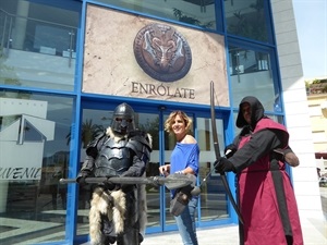 Dos organizadores del III EnRÓLate La Nucía junto a Mª Jesús Jumilla, concejala de Juventud, en la presentación de las jornadas