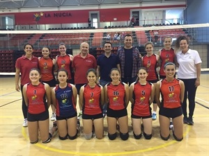 Las jugadoras del equipo Cadete junto a Bernabé Cano, alcalde de La Nucía, Sergio Villalba, concejal Deportes y Marcelo Mussi, entrenador del equipo