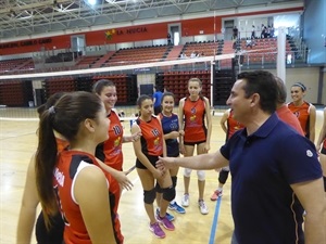 El alcalde Bernabé Cano, felicitó a las jugadoras tras su victoria