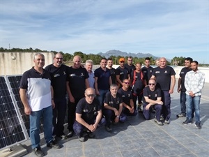 Los alumnos del curso y profesores junto a Bernabé Cano, alcalde de La Nucía y Serafín López, concejal de Empleo.