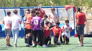 Los cadetes celebrando el brillante final del liga, con victoria ante el Finestrat