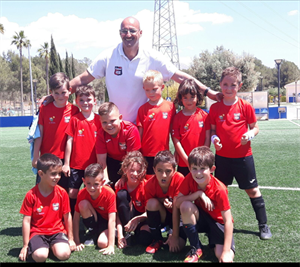 El Prebenjamín 2009 B junto a su entrenador