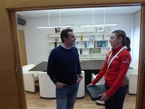 Lucía Llinares, con el chandal de la selección española de Tenis, conversando con Bernabé Cano.