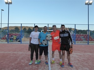 Lamperti junto a tres fans en uno de los partidos