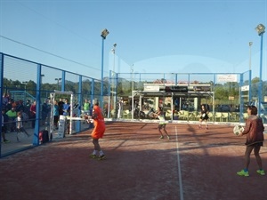 Durante los partidos el padelista argentino aconsejó a los participantes para mejorar