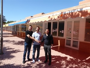 Bernabé Cano, alcalde de La Nucía junto a Sergio Villalba, concejal Educación y Roberto Gadea, secretario del Sant Rafel esta mañana visitando los nuevos toldos instalados