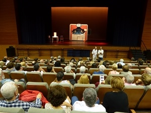 Juan Luis Mira agradeció al público su asistencia en el estreno de la obra