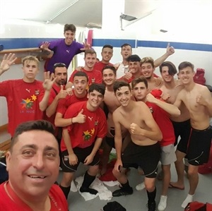 El equipo de David Gascón celebró el ascenso en el vestuario