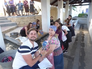 El periodista Fernando Ballesteros junto a las participantes de este taller intergeneracional