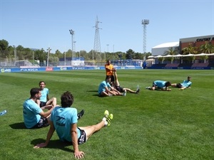 Al finalizar el entrenamiento los jugadores realizaron ejercicios de estiramiento