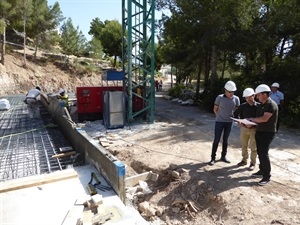 Bernabé Cano, alcalde de La Nucía y Miguel Ángel Ivorra, concejal de Urbanismo, visitando las obras del CEM Captivador