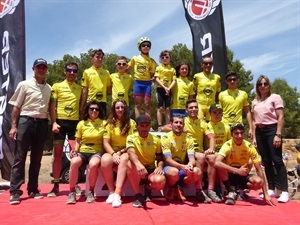 Los líderes de todas las categorías en el podium del Open La Nucía BTT XCO junto a la concejala Eva Naranjo y Carmelo Andreu, pte. CC La Nucía