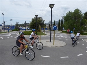 Varios alumnos circulando por la rotonda del Parque Infantil de Tráfico